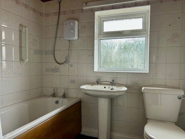 3 bedroom semi-detached house For Sale in Bishop Auckland - Bathroom.