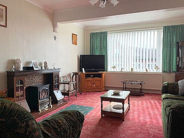 4 bedroom detached bungalow For Sale in Bishop Auckland - Lounge.