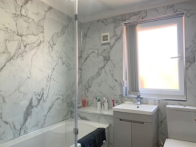 3 bedroom mid terraced house For Sale in Bishop Auckland - Family Bathroom.