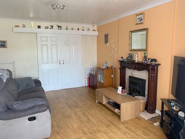 3 bedroom mid terraced house For Sale in Bishop Auckland - Lounge.