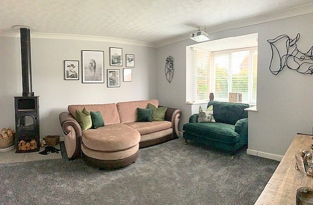 4 bedroom detached house Sale Agreed in Bishop Auckland - Lounge.