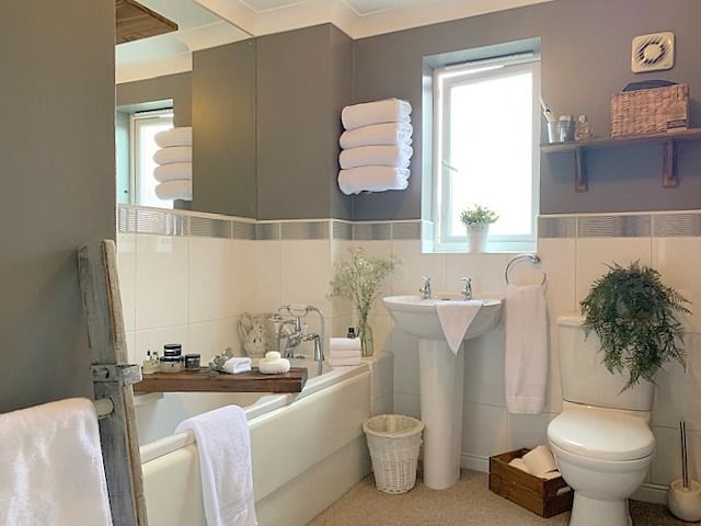 4 bedroom detached house Sale Agreed in Bishop Auckland - Family Bathroom.