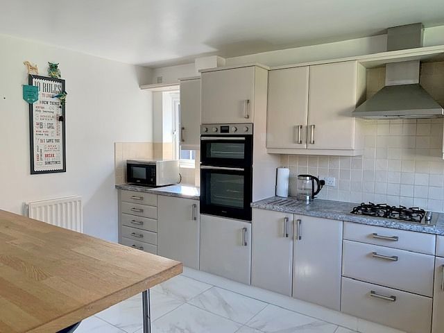 4 bedroom detached house Sale Agreed in Spennymoor - Breakfasting Kitchen.