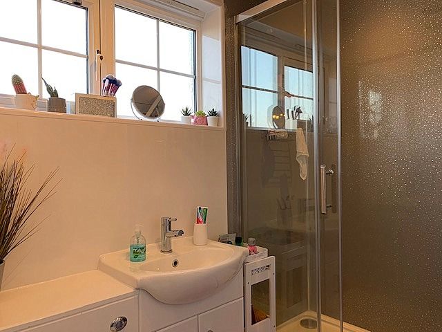 4 bedroom detached house Sale Agreed in Spennymoor - En-Suite Shower Room.