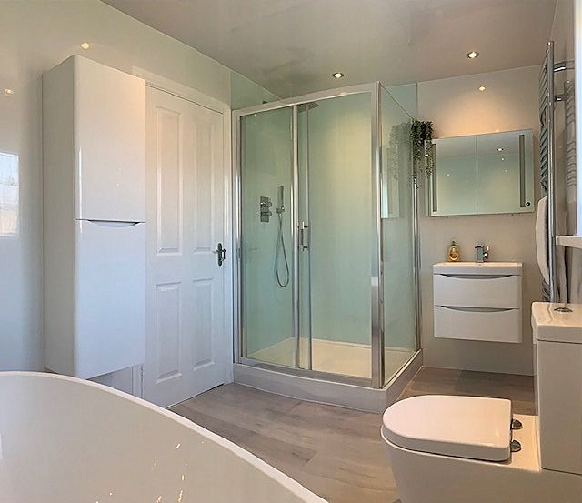 4 bedroom detached house Sale Agreed in Spennymoor - En-Suite Bathroom.