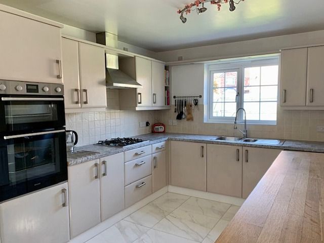 4 bedroom detached house Sale Agreed in Spennymoor - Breakfasting Kitchen.