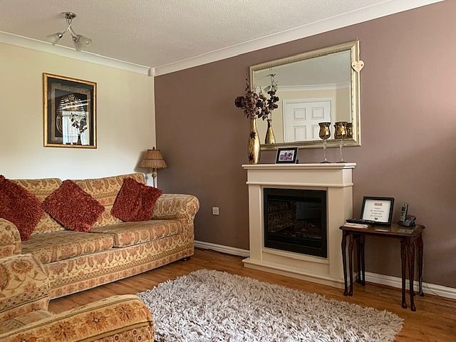 4 bedroom detached house Sale Agreed in Bishop Auckland - Lounge.