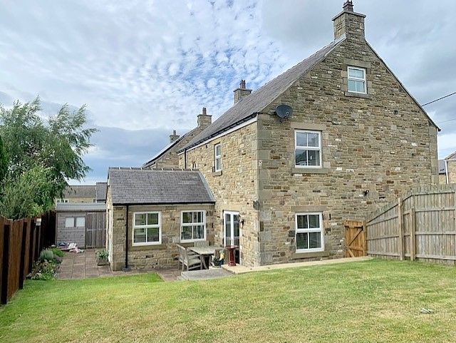 5 bedroom detached house Sale Agreed in Castleside, Consett - Rear.