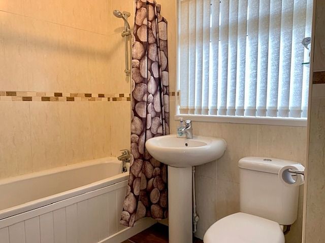 3 bedroom detached house Sold in Bishop Auckland - Family Bathroom.