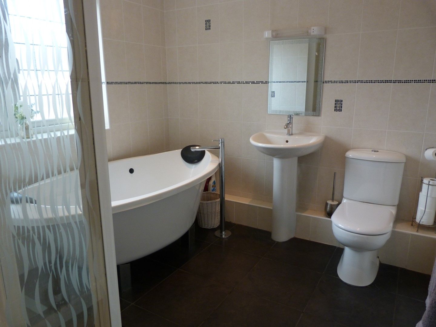 4 bedroom detached house For Sale in Broadstairs - Photograph 6