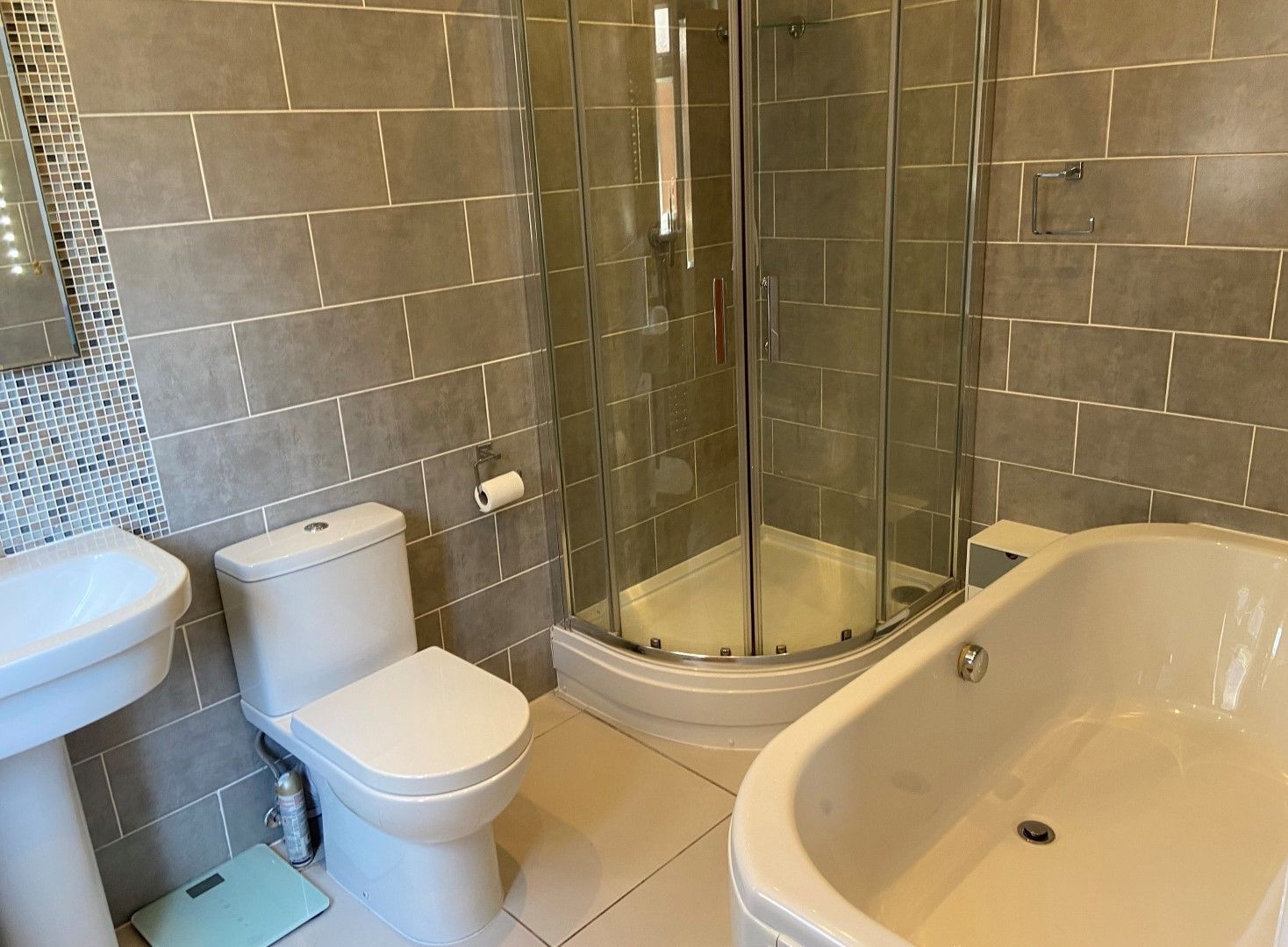 4 bedroom semi-detached house For Sale in Margate - Photograph 8