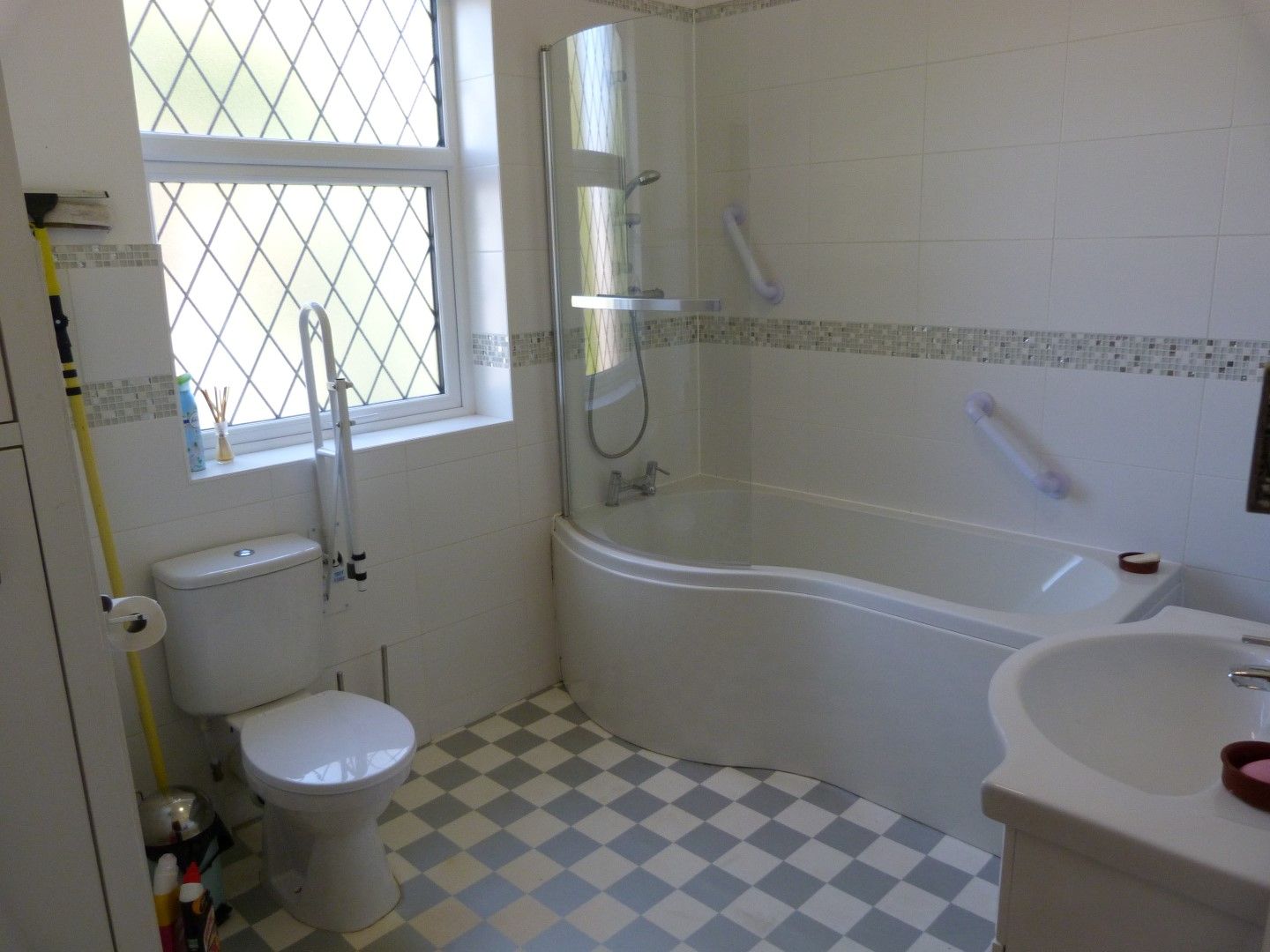 3 bedroom detached house For Sale in Broadstairs - Photograph 8