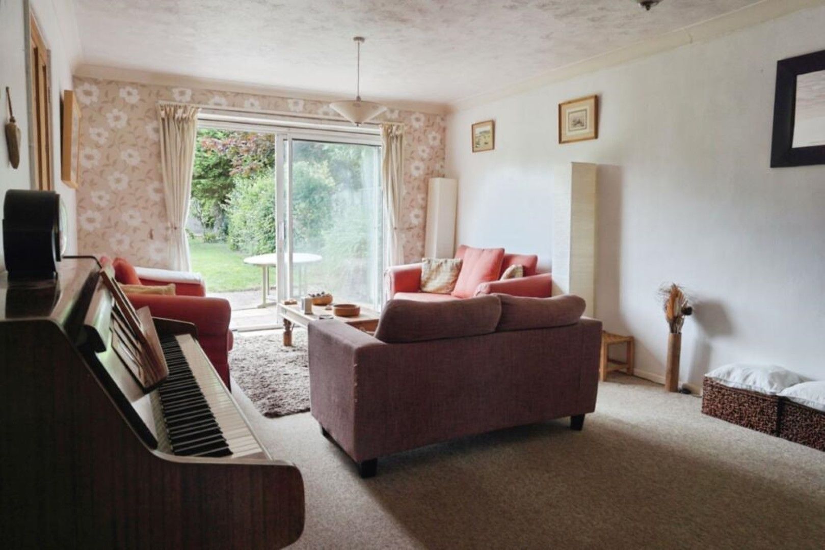 4 bedroom detached house For Sale in Broadstairs - Photograph 3