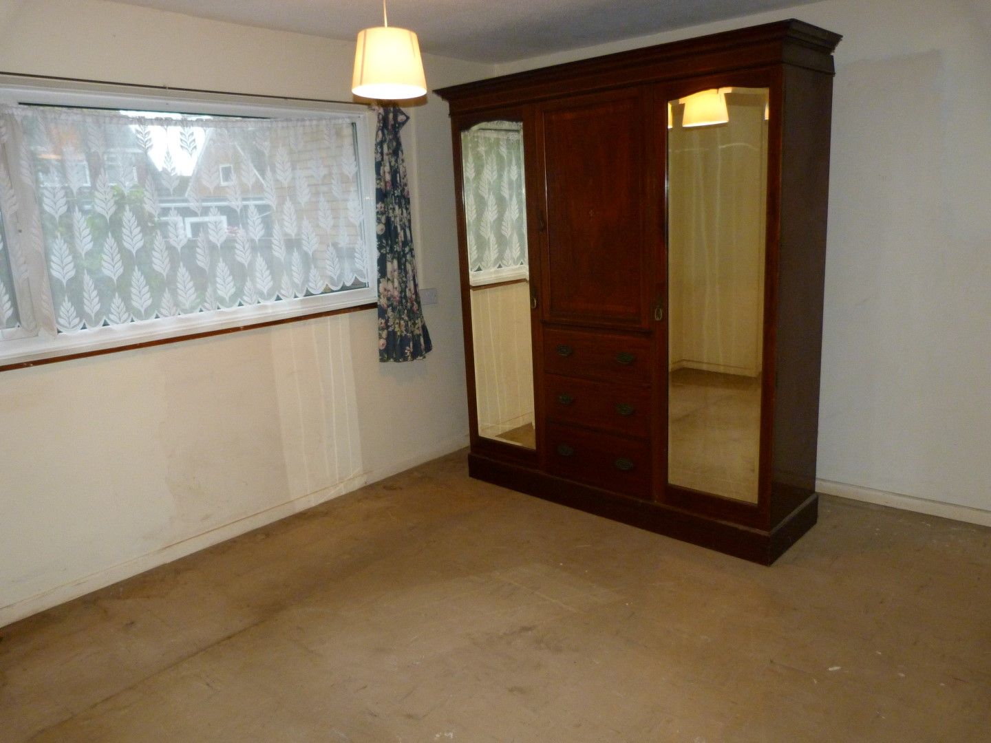 2 bedroom semi-detached bungalow For Sale in Broadstairs - Photograph 4