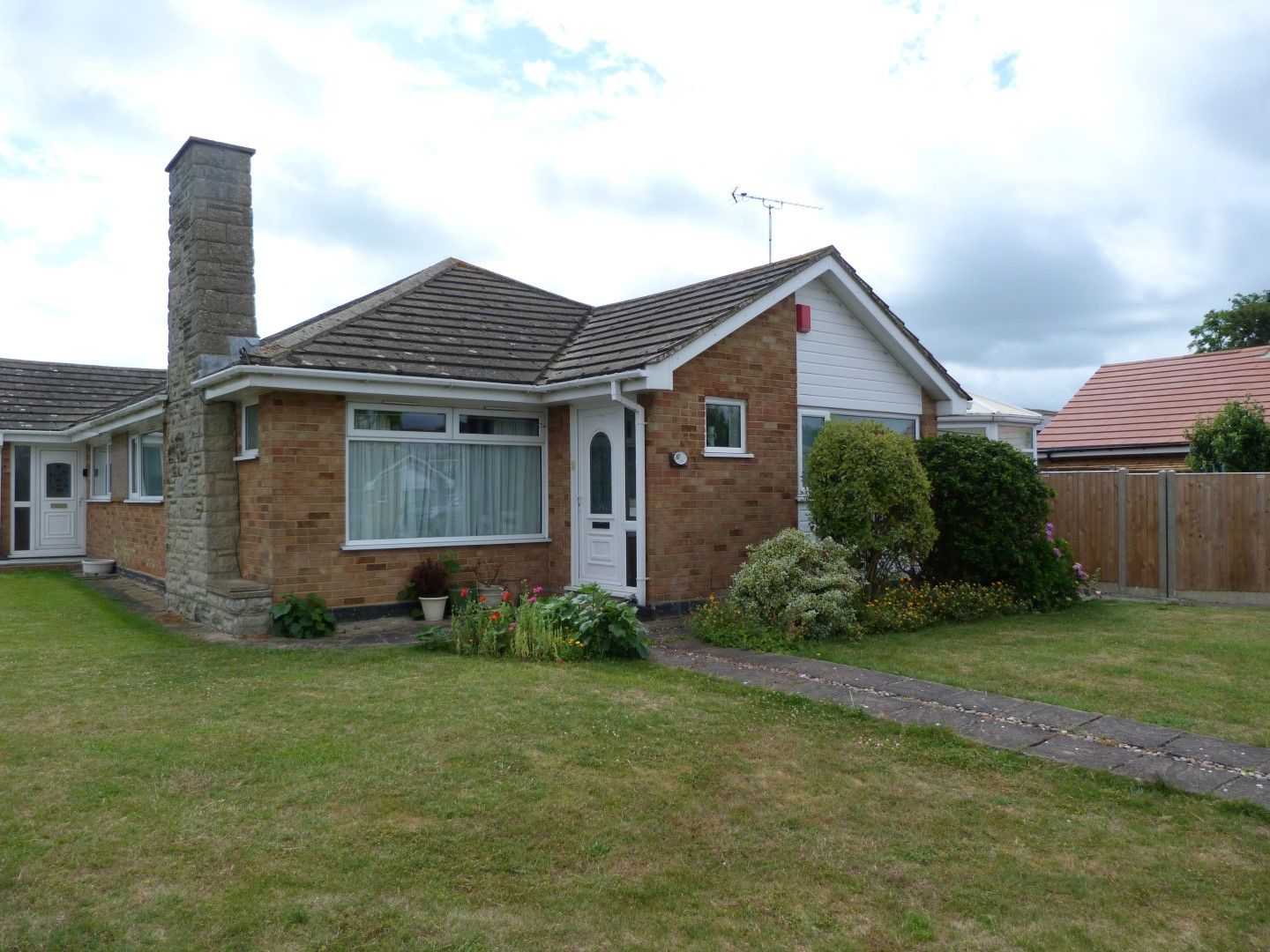 2 bedroom semi-detached bungalow For Sale in Broadstairs - Property photograph