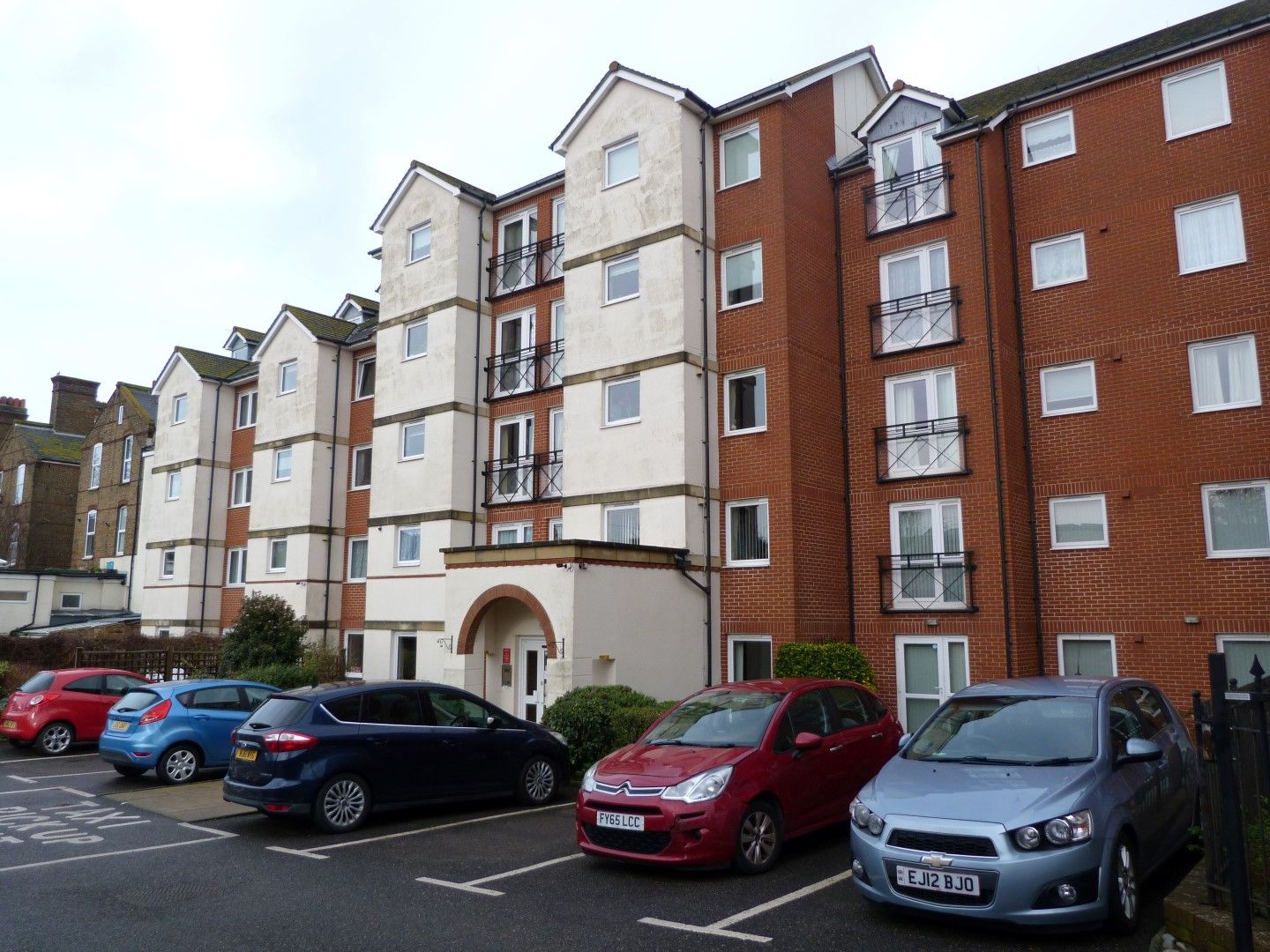 2 bedroom flat flat/apartment For Sale in Margate - Photograph 1