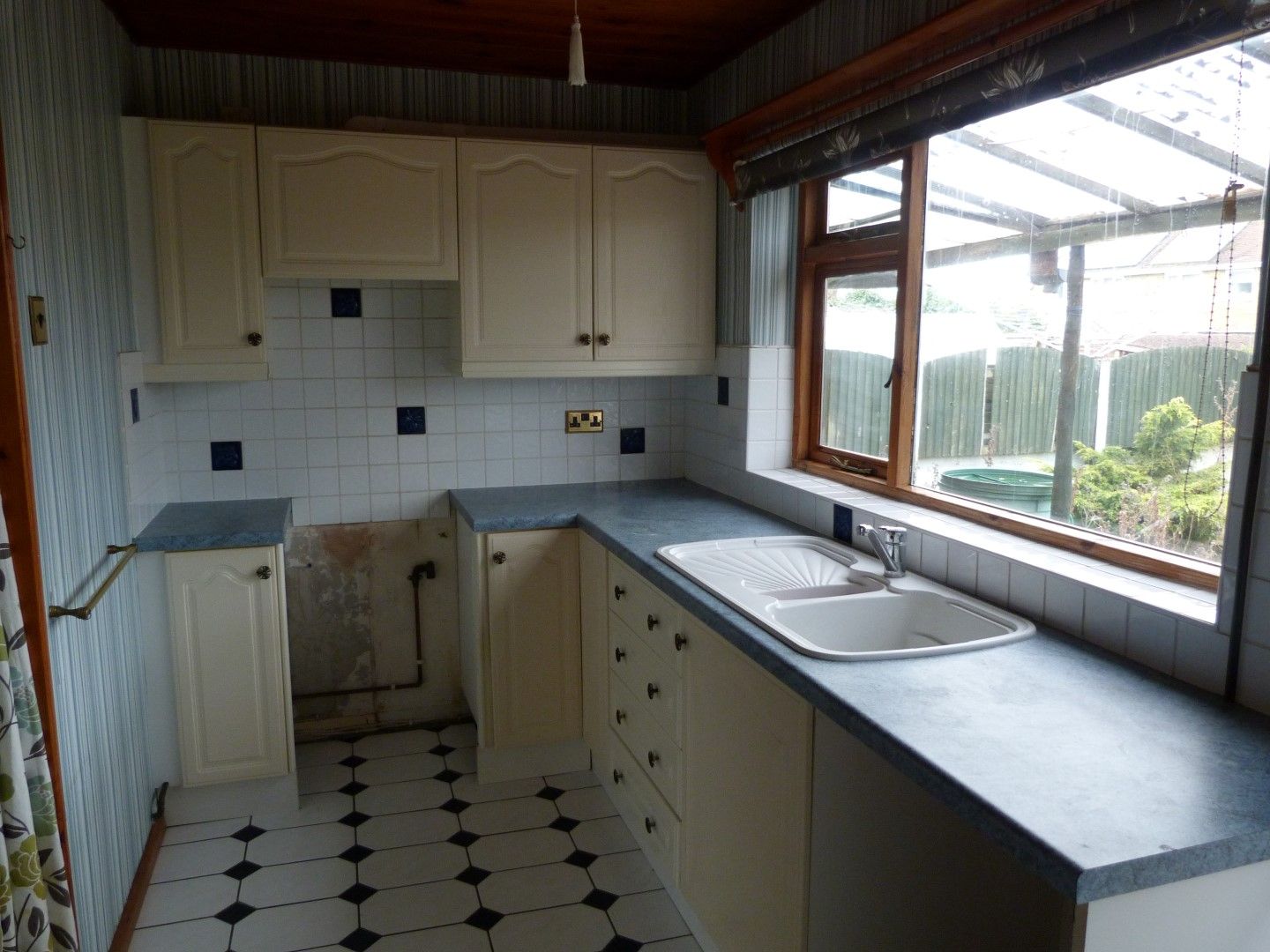 3 bedroom semi-detached house For Sale in Ramsgate - Photograph 4