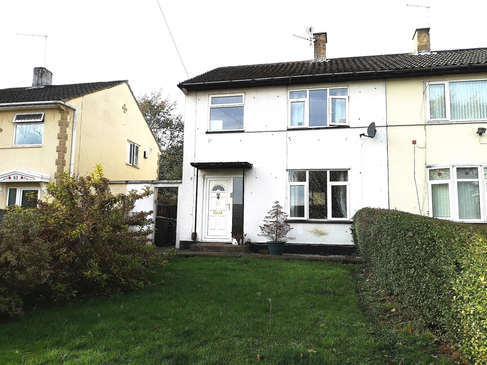 3 bedroom semi-detached house Sold in Huddersfield - Photograph 3