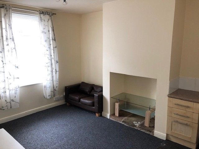 2 bedroom mid terraced house Let in Huddersfield - Lounge