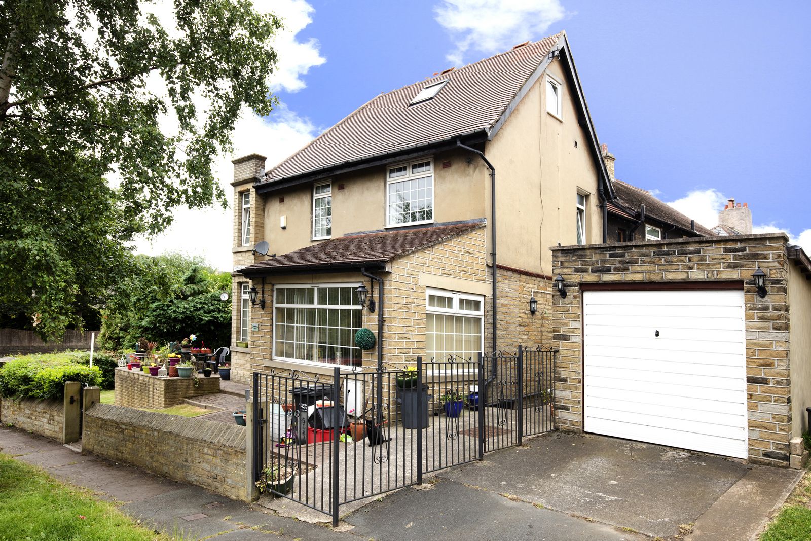 3 bedroom end terraced house For Sale in Bailiff Bridge - Photograph 1