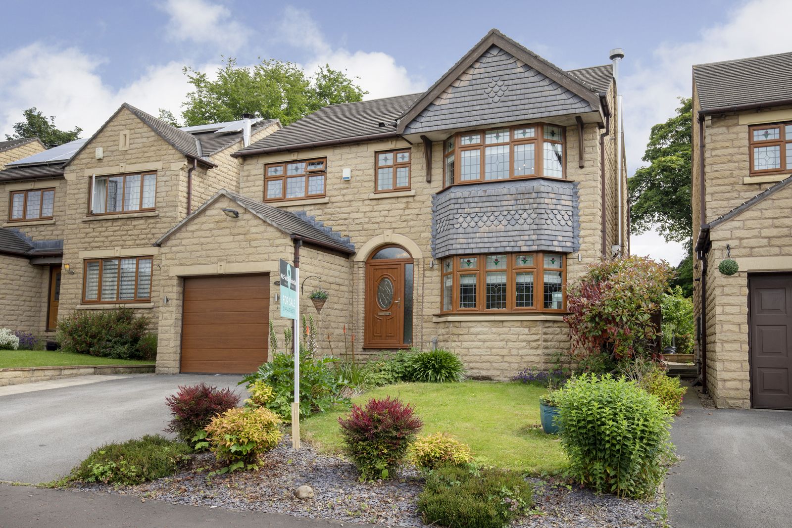 4 bedroom detached house Sold in Brighouse - Photograph 2