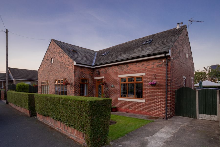 4 bedroom detached house For Sale in Halifax - Front elevation