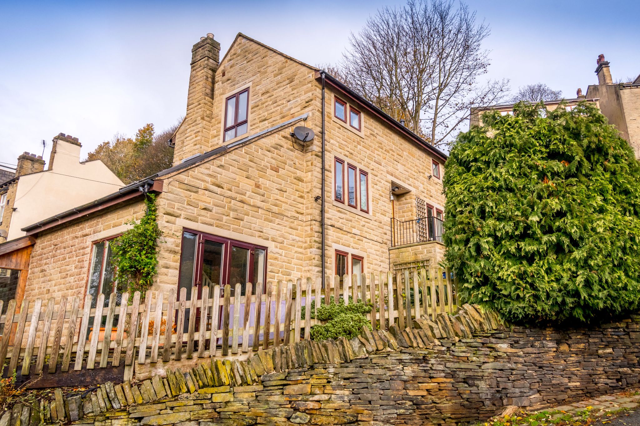 3 bedroom detached house For Sale in Brighouse - Elevation from the road side