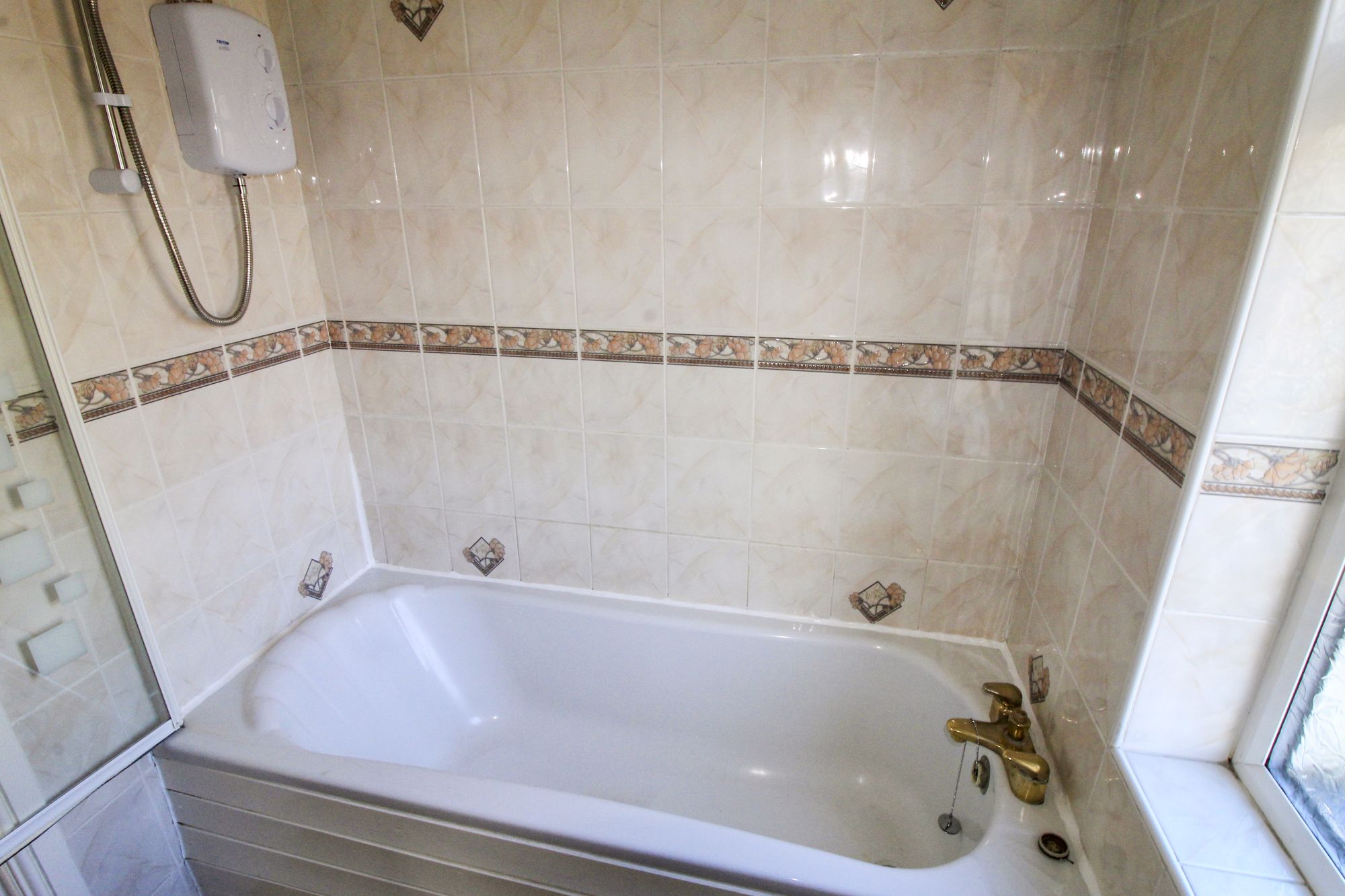 3 bedroom semi-detached house To Let in Shipley - Bathroom