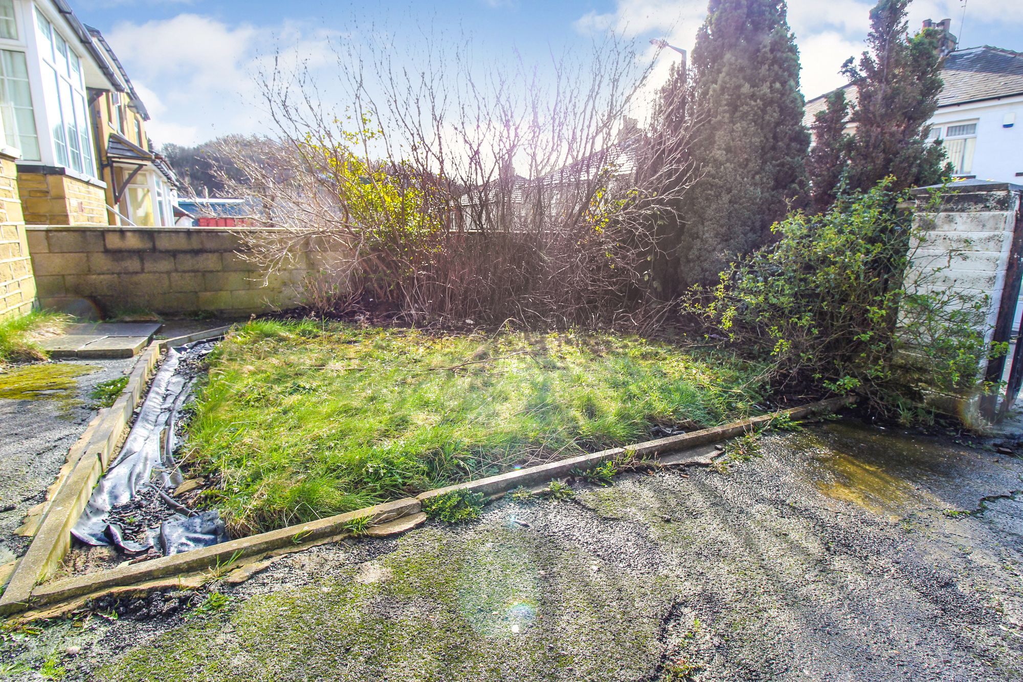 3 bedroom semi-detached house To Let in Shipley - Front Garden