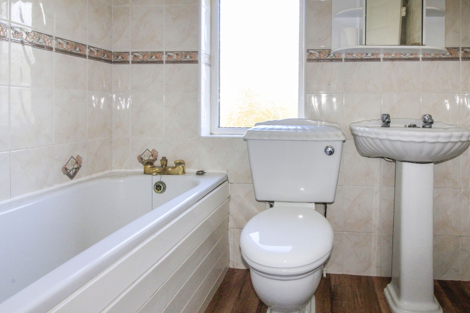 3 bedroom semi-detached house To Let in Shipley - Bathroom