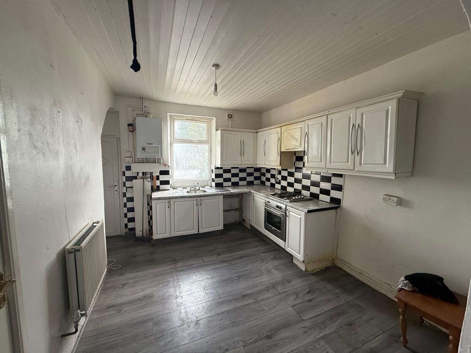 2 bedroom mid terraced house To Let in Bradford - Property photograph.