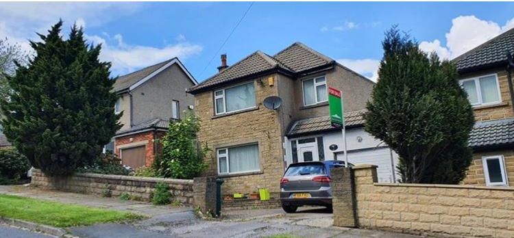 3 bedroom detached house in Bradford - Photograph 1.