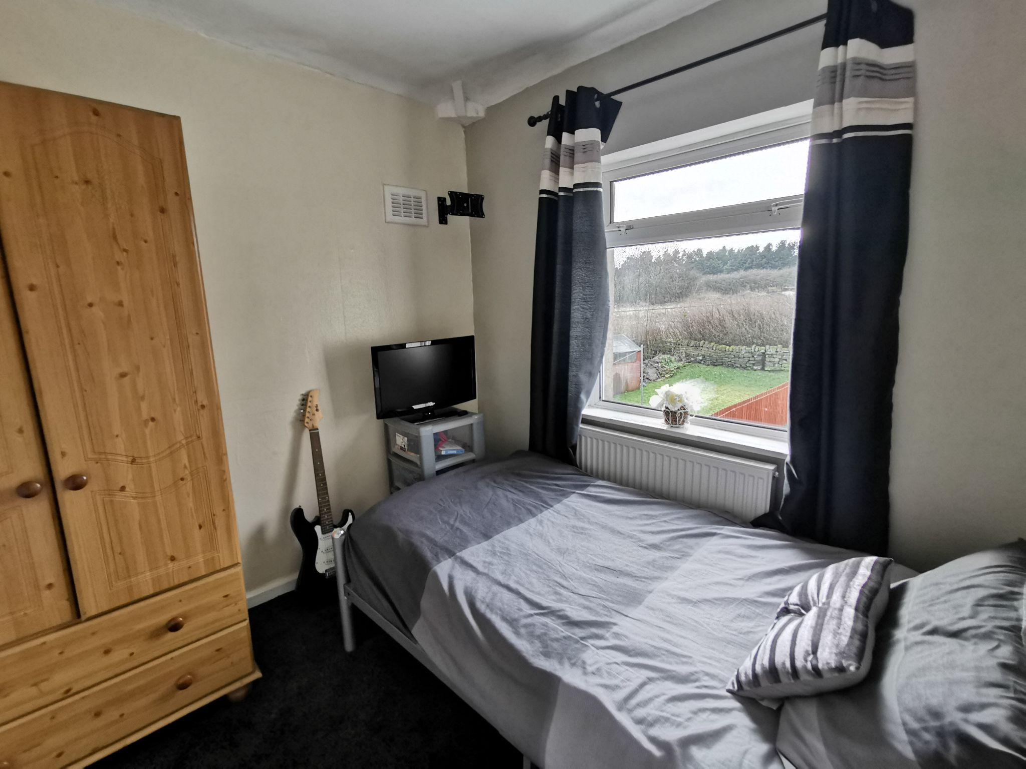 3 bedroom semi-detached house in Bradford - Photograph 16.