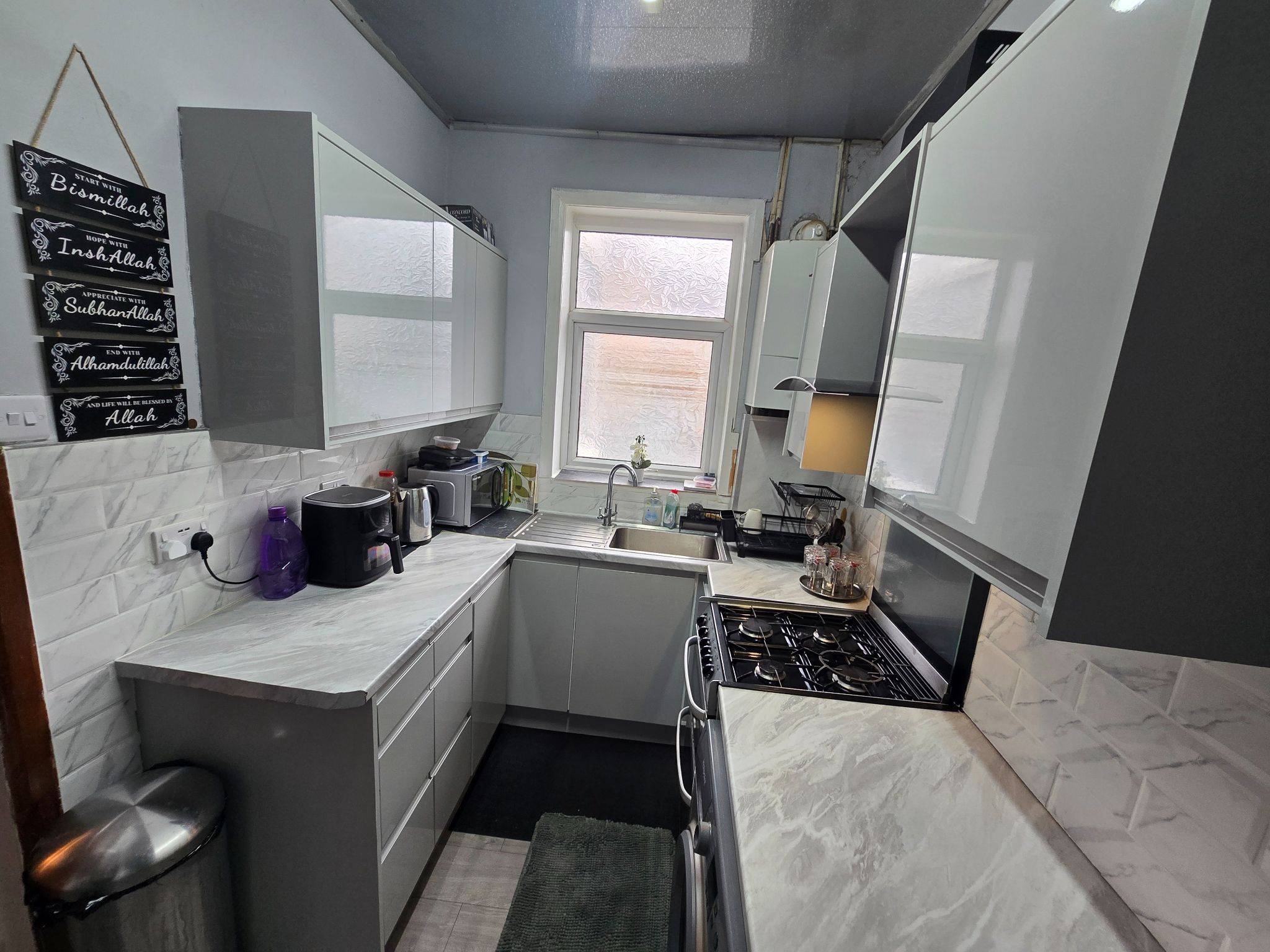 2 bedroom mid terraced house For Sale in Bradford - Property photograph.