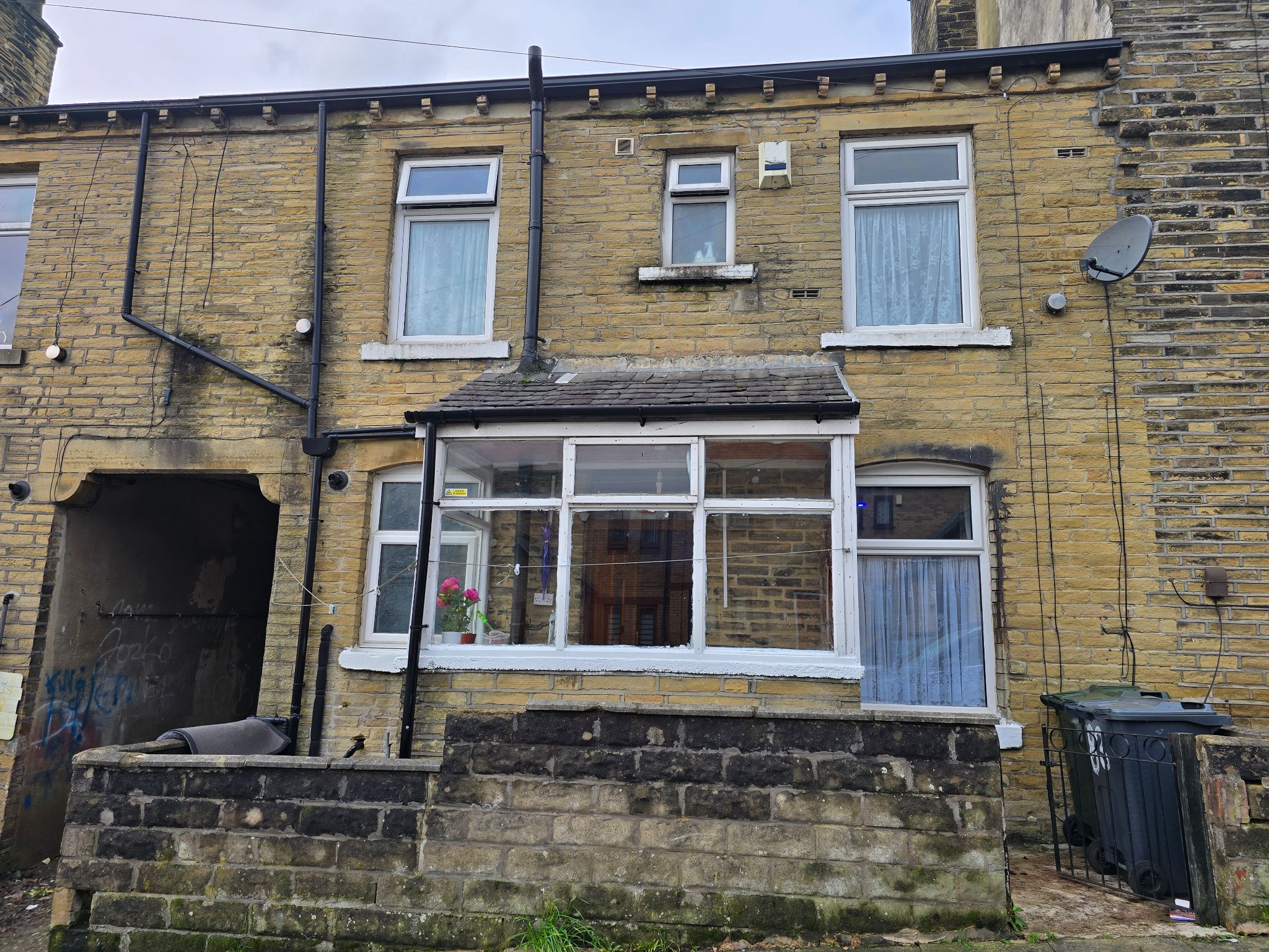 2 bedroom mid terraced house For Sale in Bradford - Property photograph.