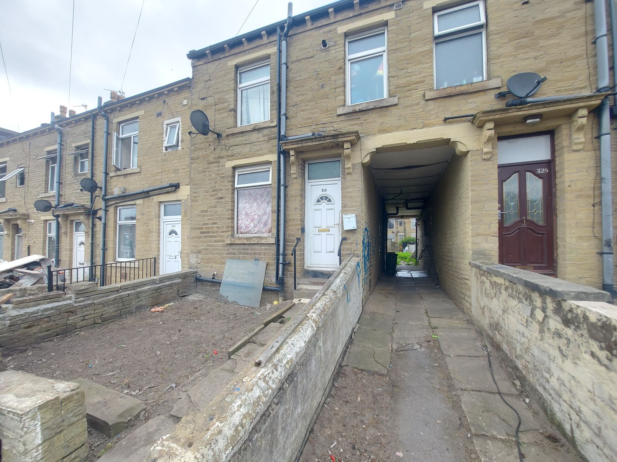 2 bedroom flat flat/apartment To Let in Bradford - Photograph 1.