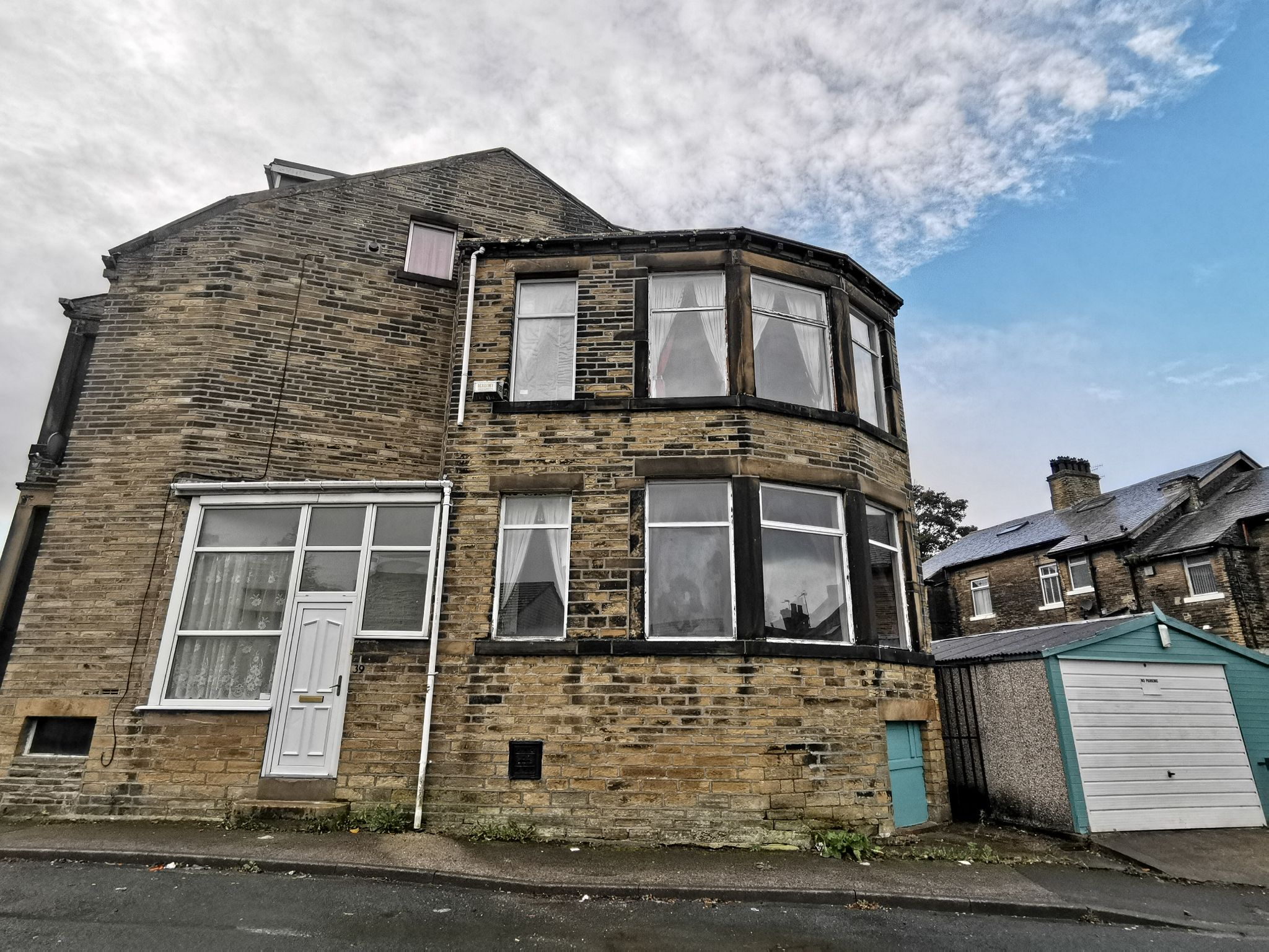 4 bedroom end terraced house in Bradford - Photograph 1.