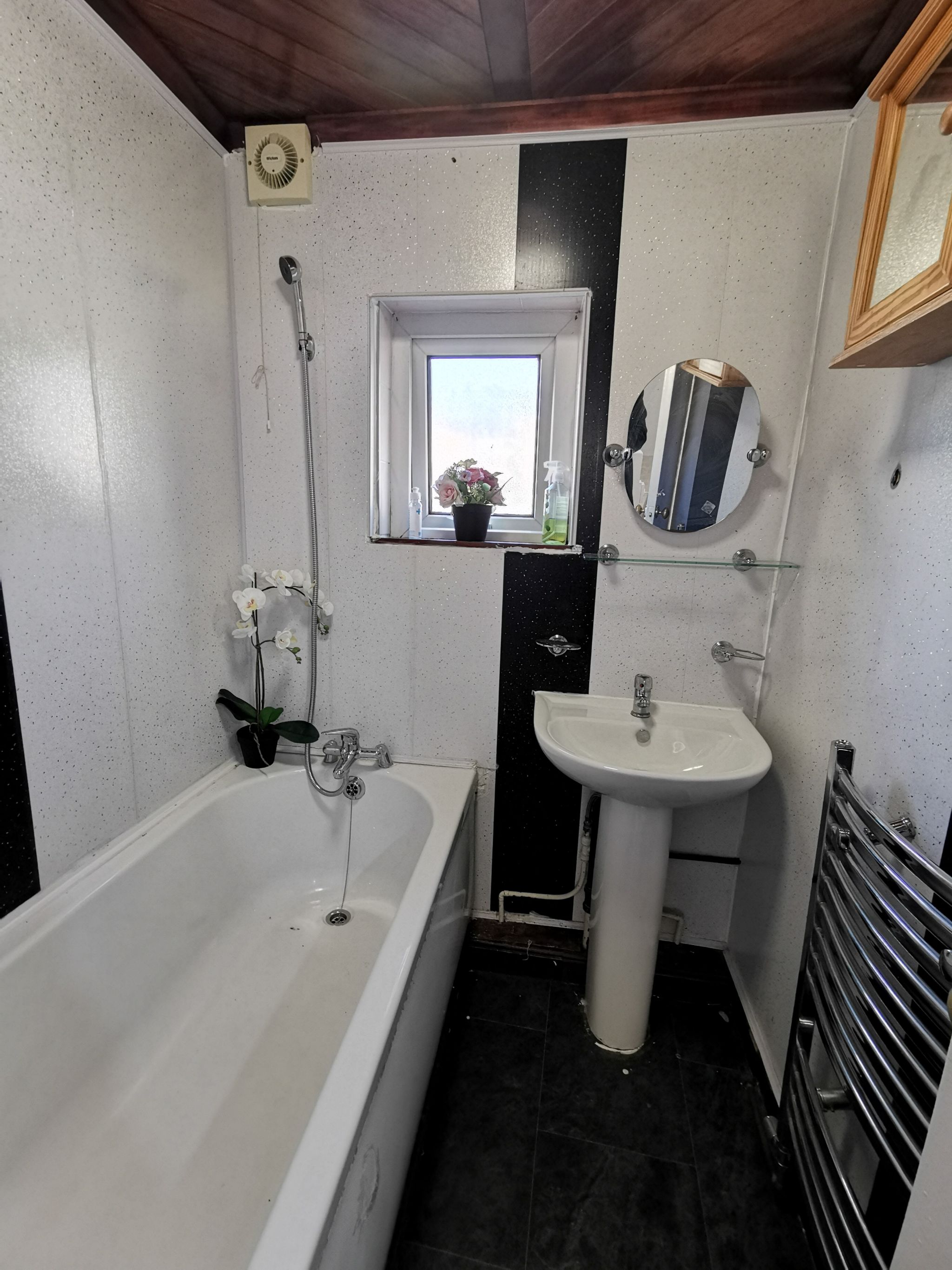 2 bedroom semi-detached house SSTC in Bradford - Photograph 6.