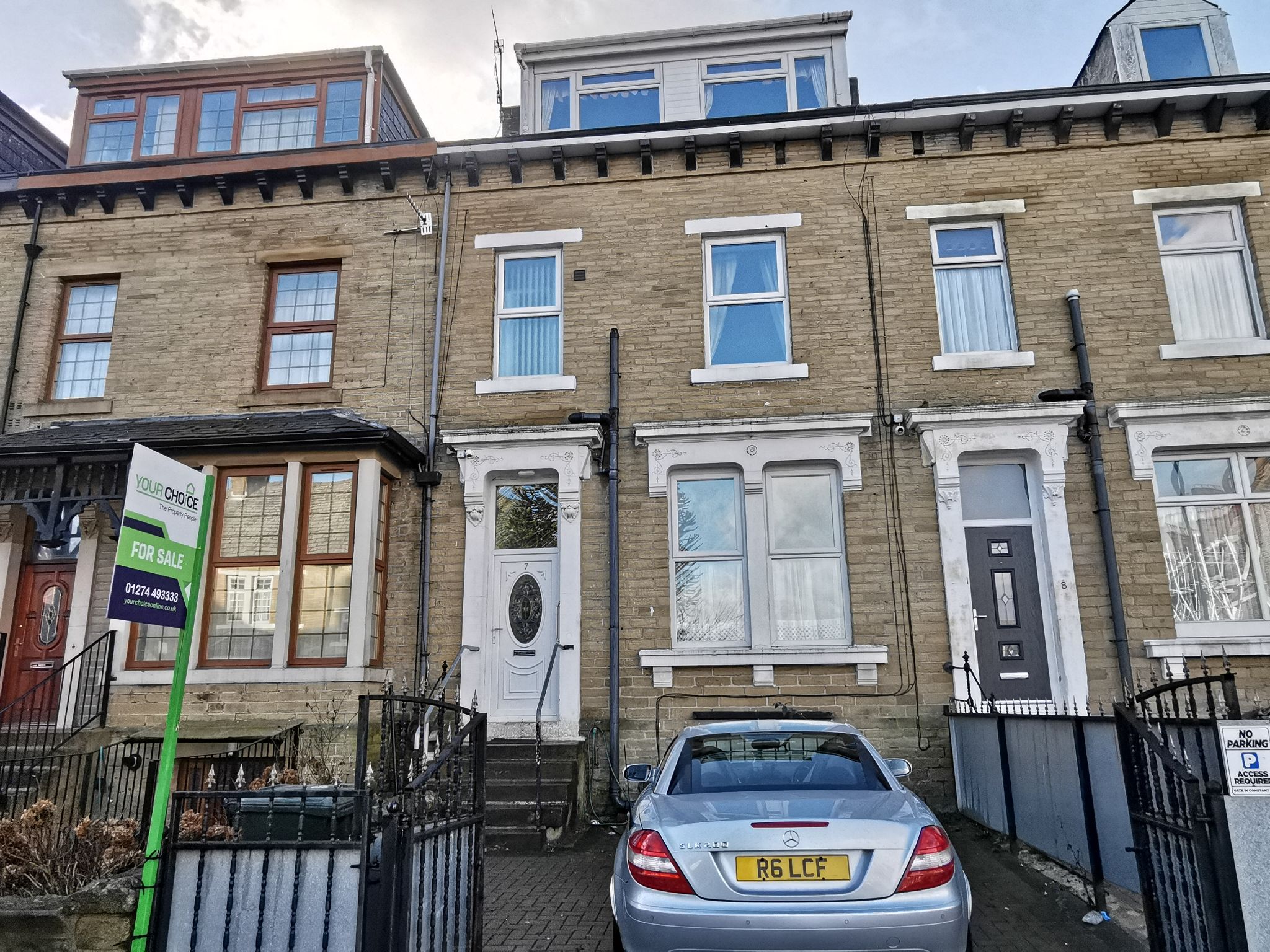 4 bedroom mid terraced house in Bradford - Photograph 1.