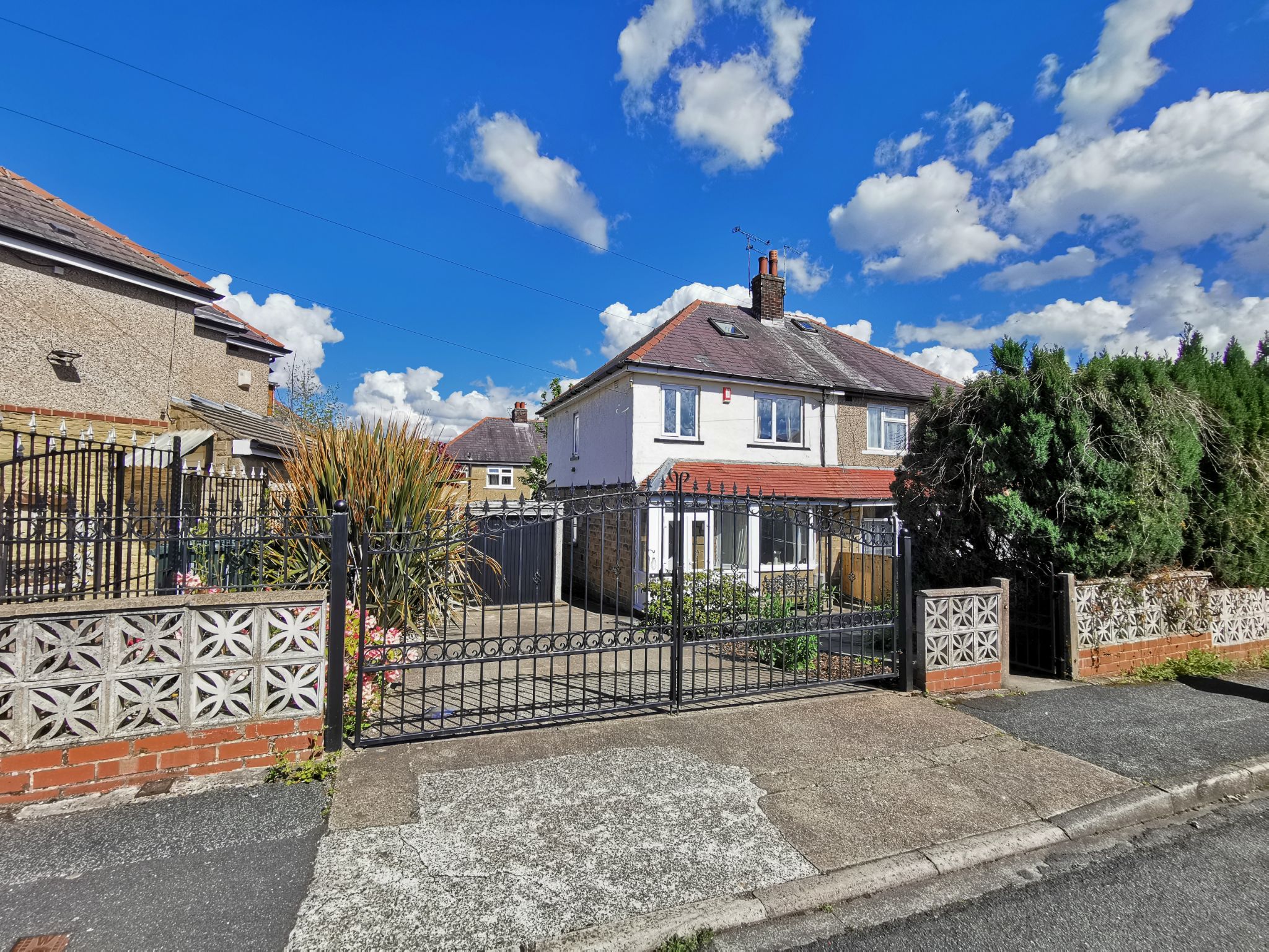4 bedroom semi-detached house SSTC in Bradford - Front.