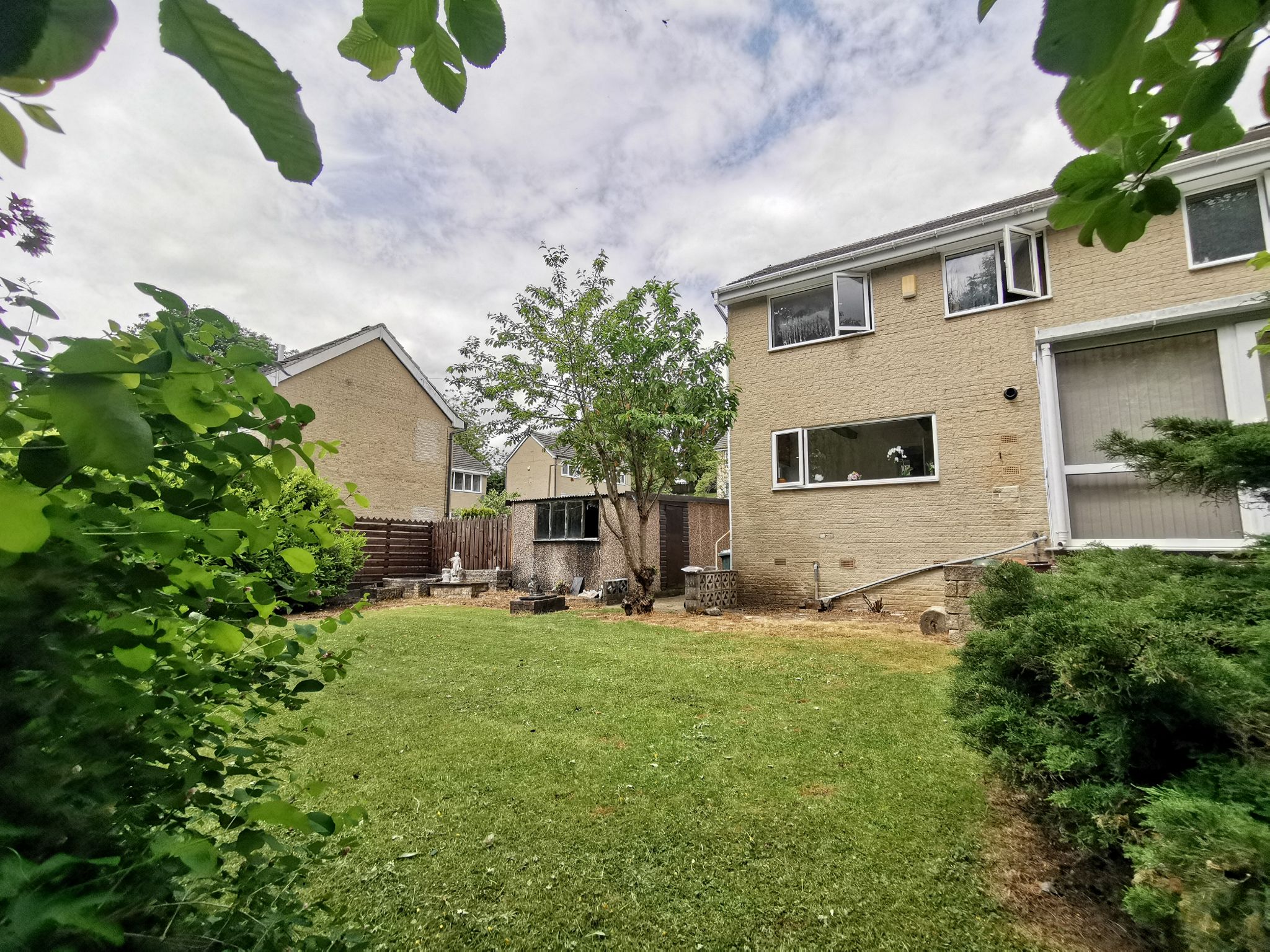 3 bedroom detached house Sold in Bradford - Photograph 16.