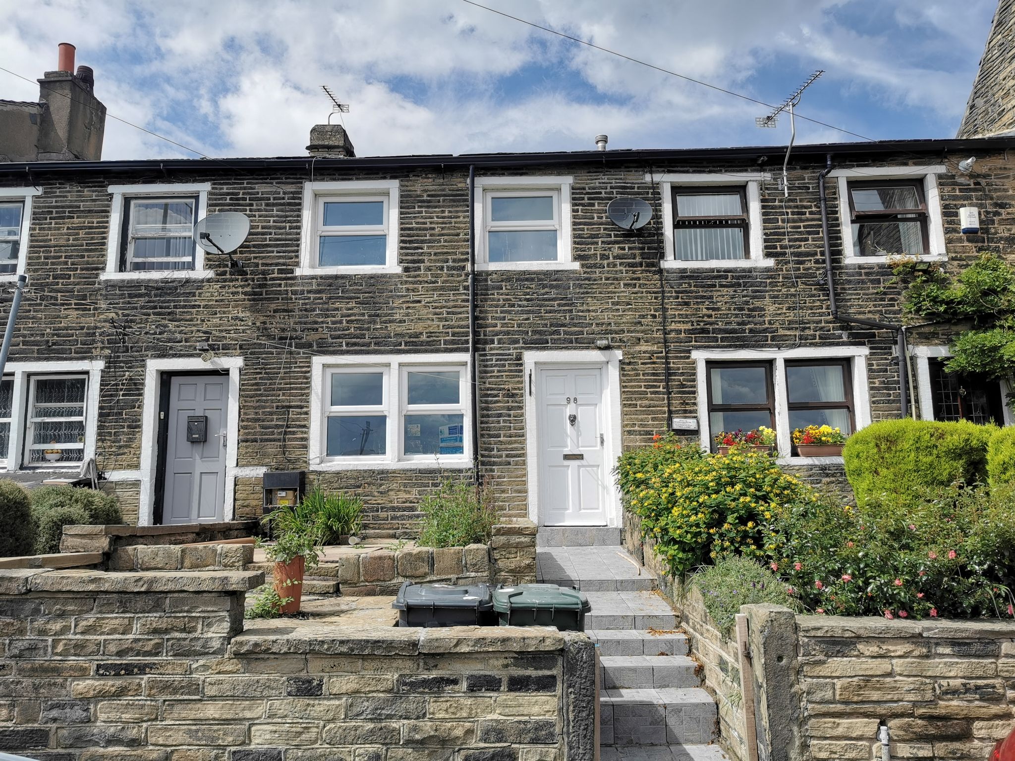 2 bedroom cottage house For Sale in Bradford - Photograph 1.