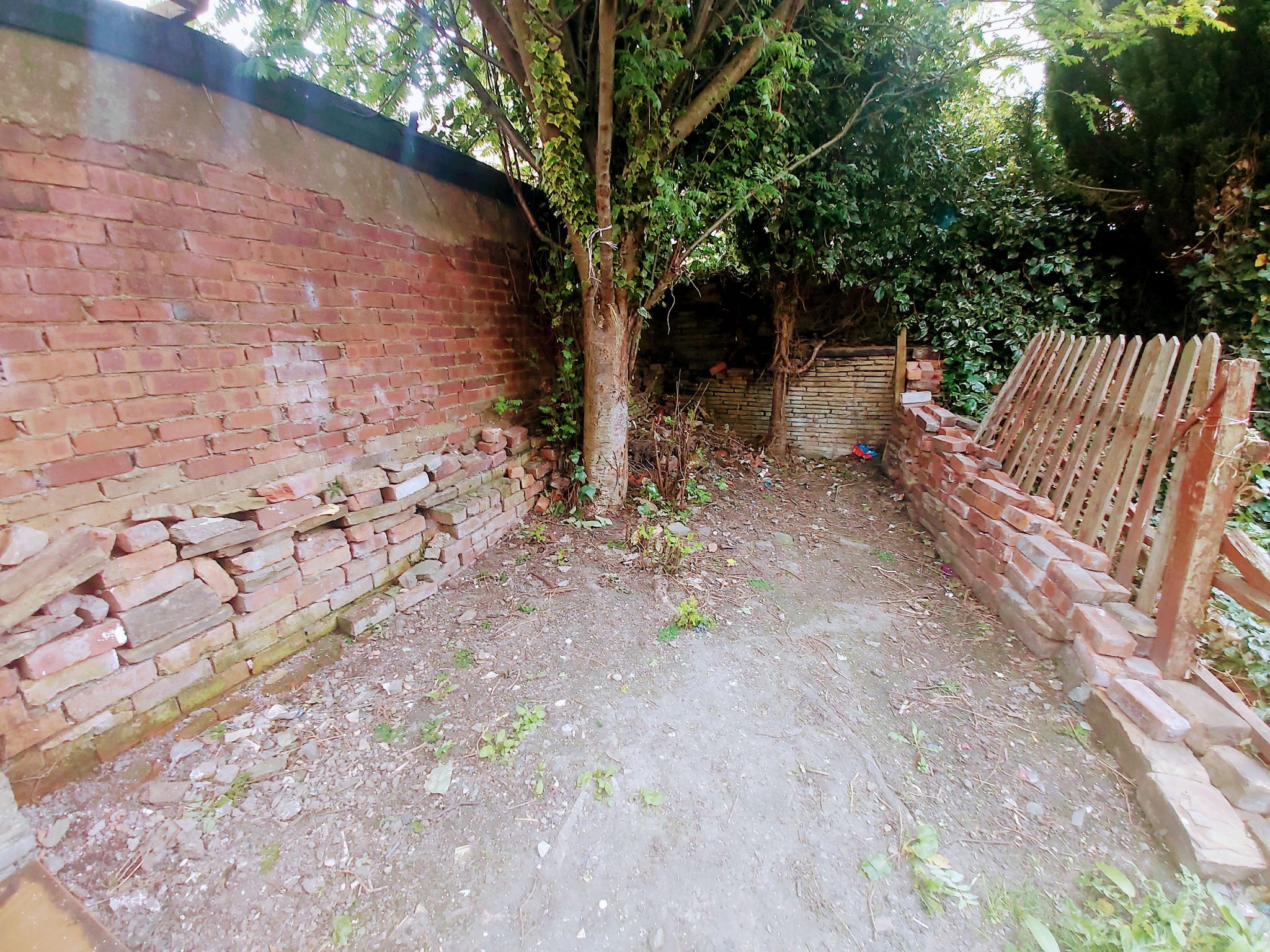 2 bedroom mid terraced house SSTC in Bradford - Garden.