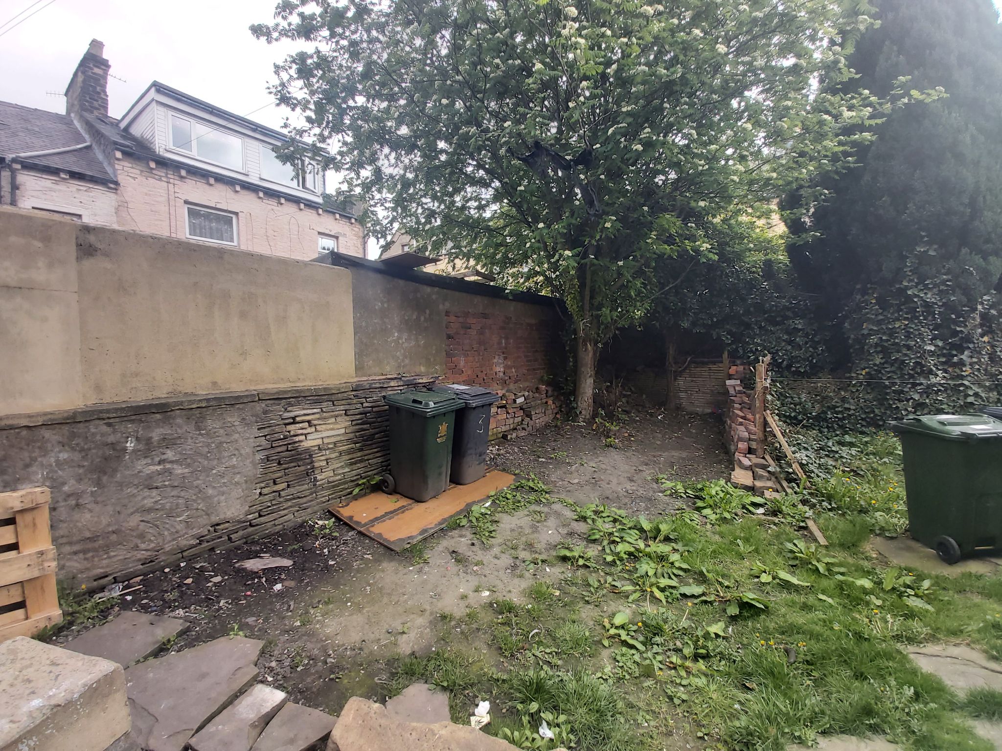 2 bedroom mid terraced house SSTC in Bradford - Garden.