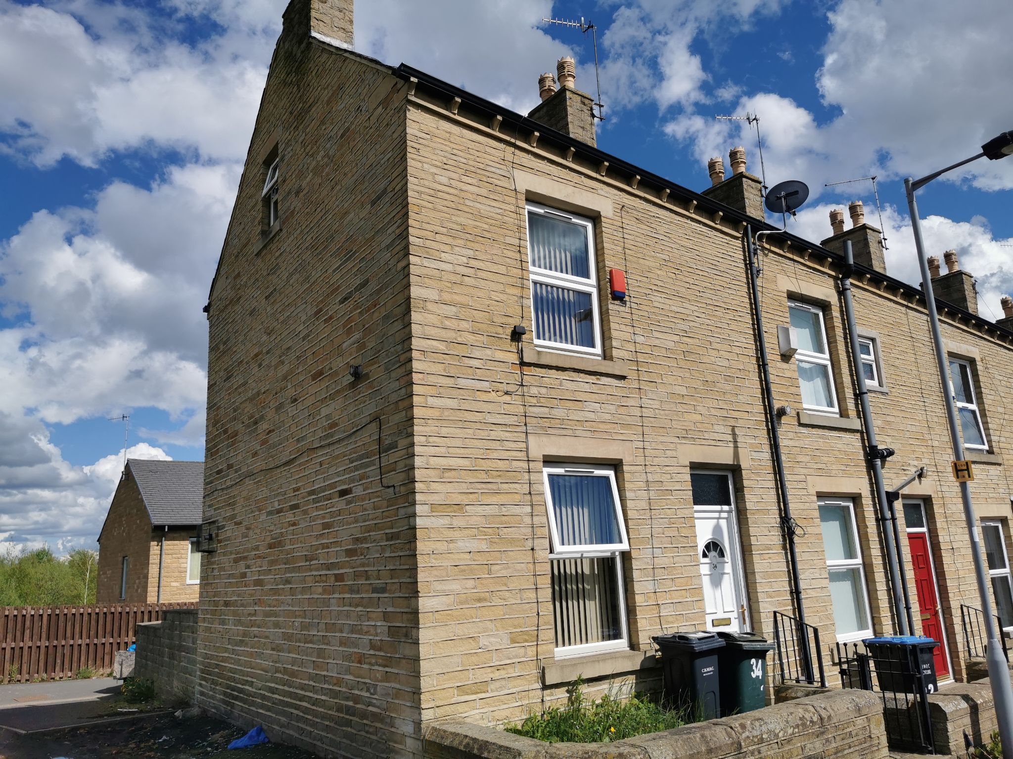 2 bedroom mid terraced house For Sale in Bradford - Photograph 3.