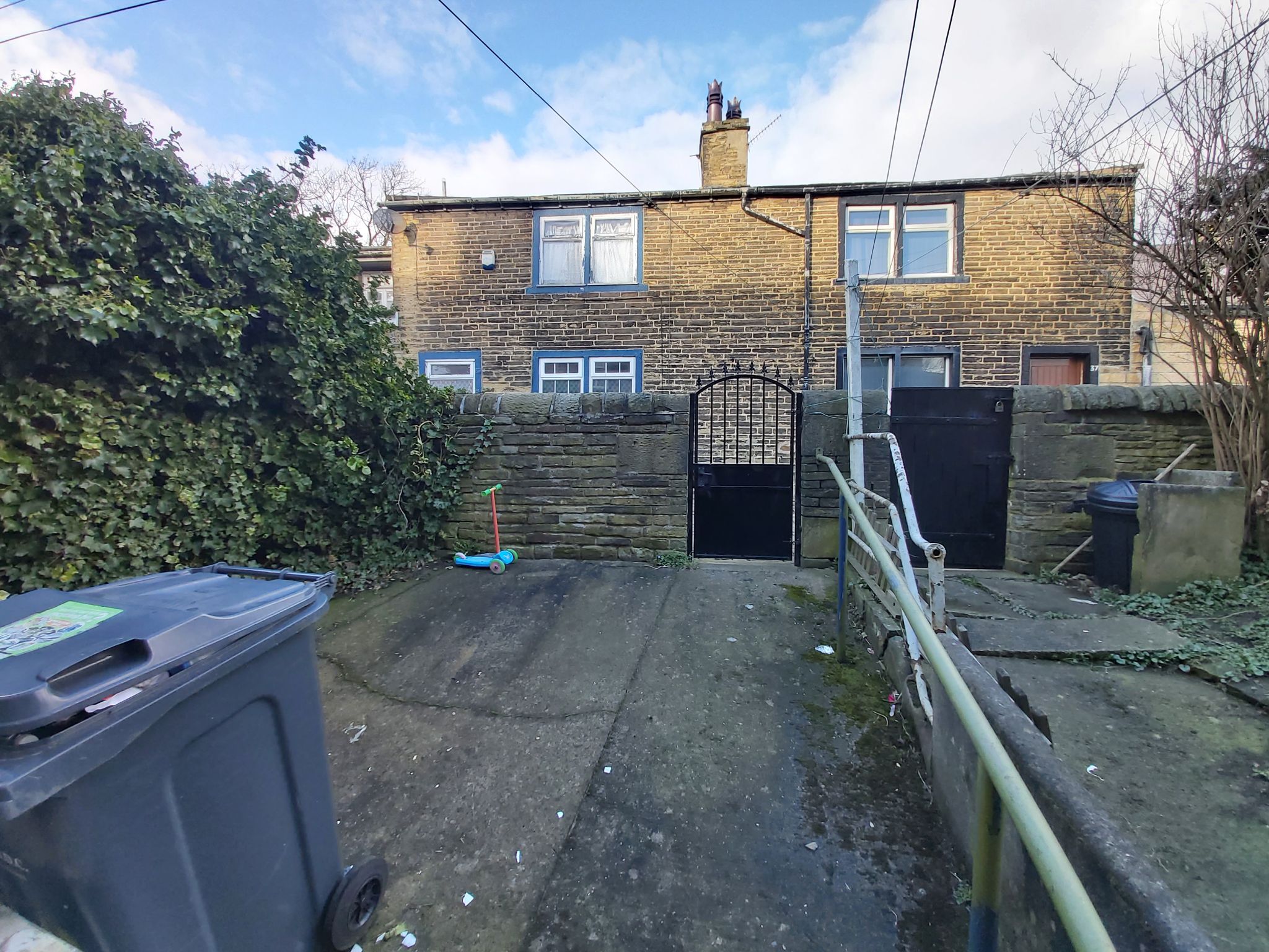4 bedroom mid terraced house For Sale in Bradford - Rear Yard.