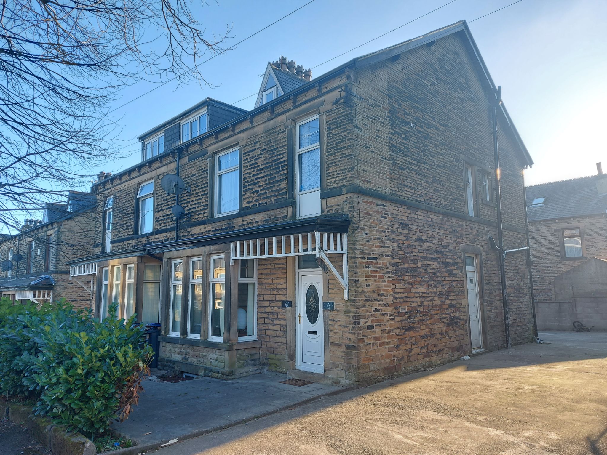 5 bedroom semi-detached house Let in Bradford - Photograph 14.