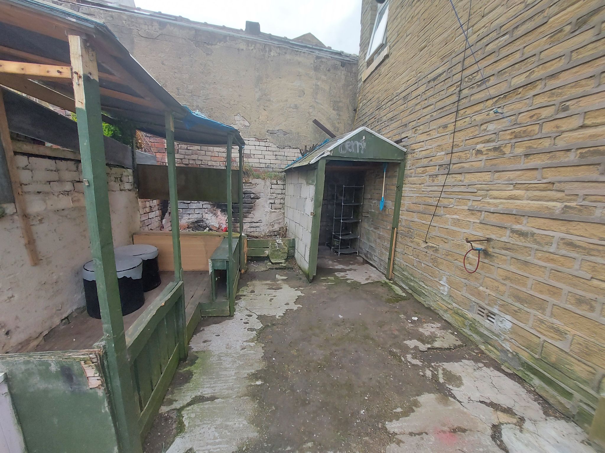 1 bedroom mid terraced house To Let in Bradford - Property photograph.