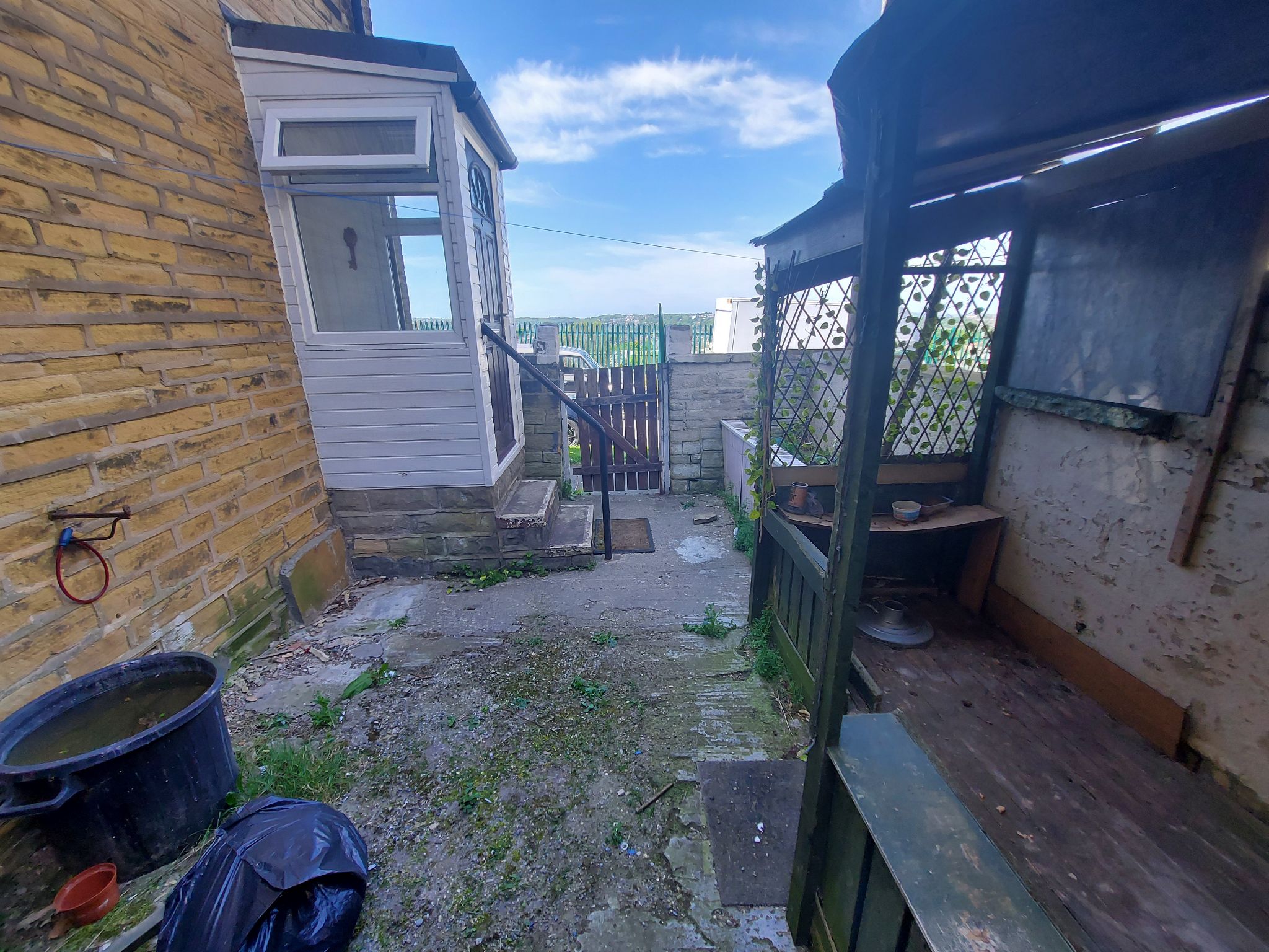 1 bedroom mid terraced house To Let in Bradford - Property photograph.