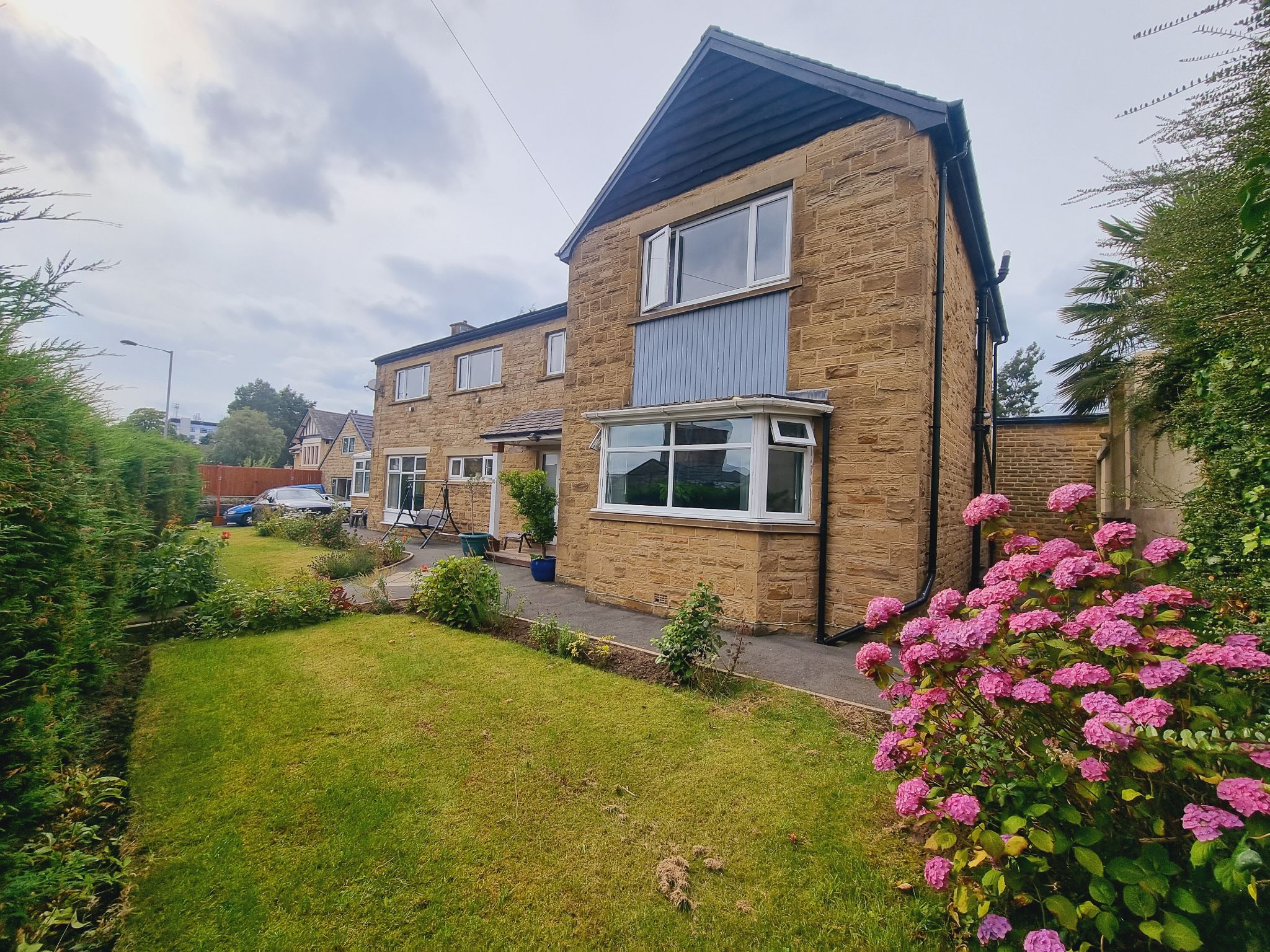 5 bedroom detached house For Sale in Bradford - Front Garden.